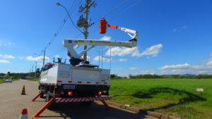 Cesta Aérea fazendo manutenção em rede elétrica