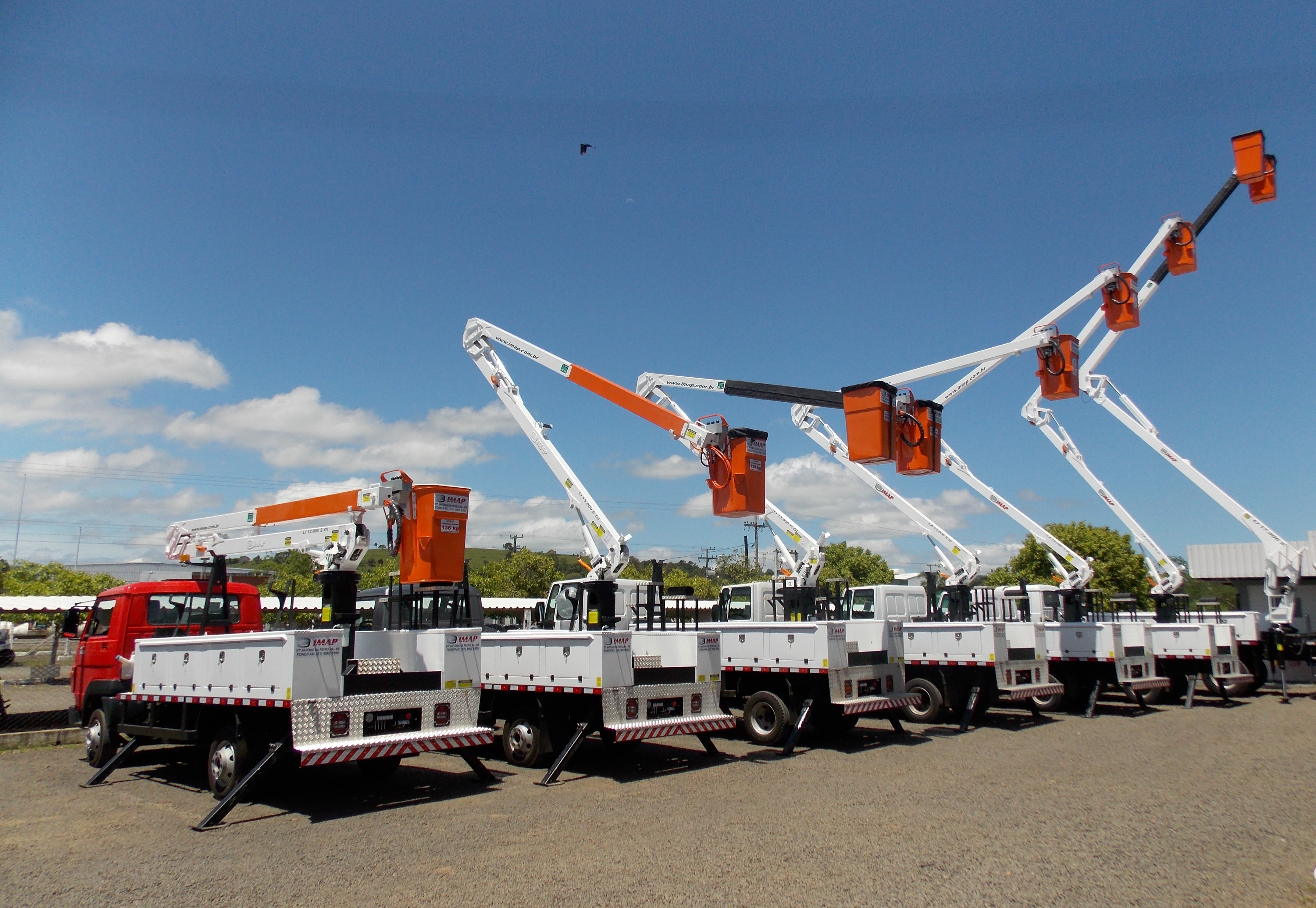 Cestas aéreas para trabalho em altura - Empresa de serviços elétricos utiliza solução para redes energizadas