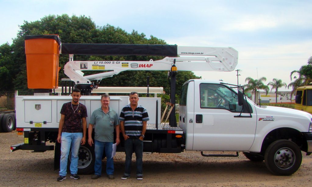 Iluminar Cesta Aérea LI 10.000 1024x616 - Empresa de serviços elétricos utiliza solução para redes energizadas