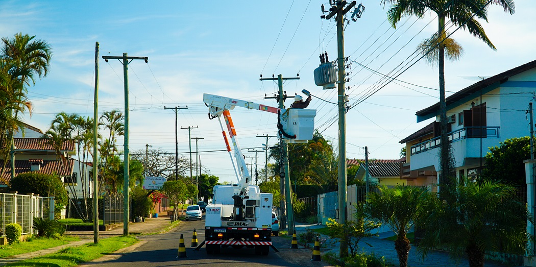 trabalho em altura com cesta aérea - Trabalho em altura: como garantir segurança e eficiência