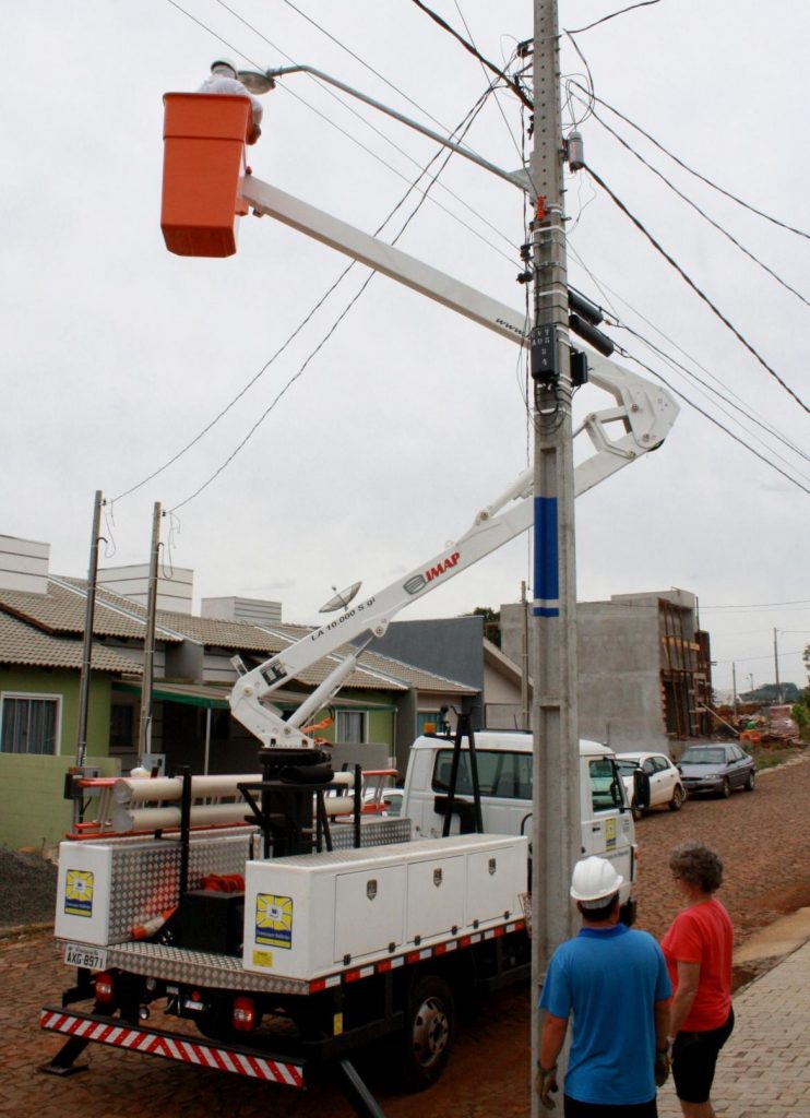 troca de lâmpadas Francisco Beltrão 742x1024 - Destaque na iluminação pública: Prefeitura moderniza com nova iluminação