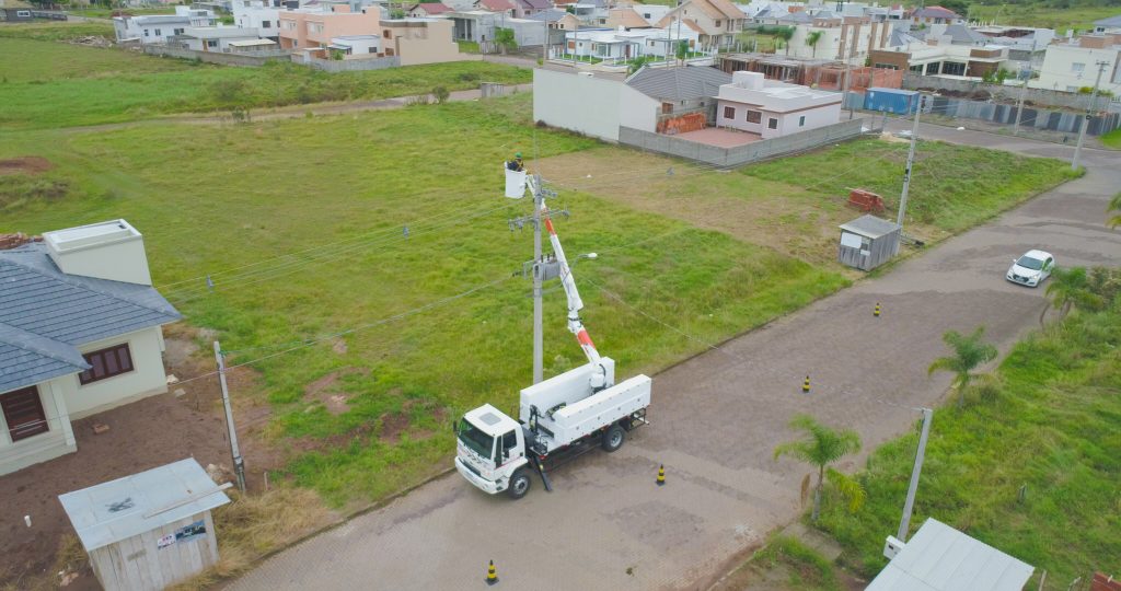 troca de lâmpadas 1024x540 - Reduza custos no trabalho em altura